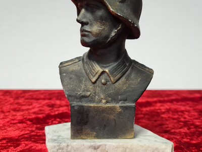 WOII: Gipsen borstbeeld van een Duitse soldaat.