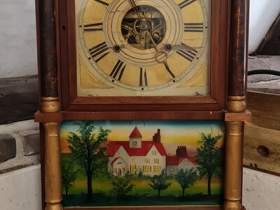 Duitse staande klok versierd met achterglas schilderingen