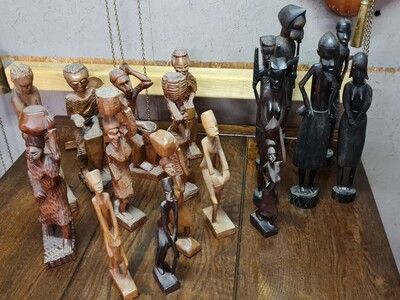 Afrika - Lot met 18 diverse houten beelden