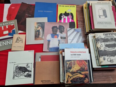 Boeken/ Kunst: Kunstcatalogi. Lot met 100 diverse exemplaren