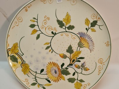 Art Nouveau - Een aardewerken sierschotel met florale motieven