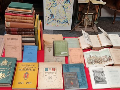 Antiquarische boeken - Amsterdam - Lot met 45 antiquarische boeken en publicaties m.b.t. Amsterdam
