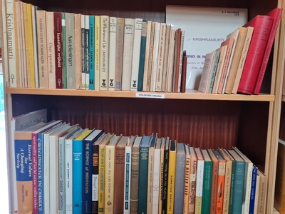 Oosterse filosofie/theosofie: Lot met 100 diverse boeken en publicaties w.o. 50 van J. Krishnamurti