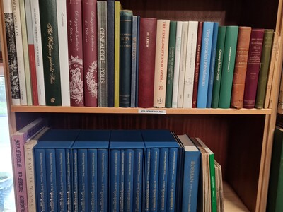Boeken genealogie - Lot met 55 uitgaven in 67 banden