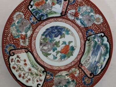 Antiek Porselein - Een polychroom beschilderd Chinees bord met een florale decoratie circa 1900