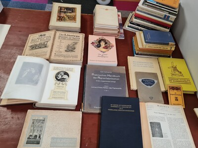 Boekwetenschap: Lot met 54 boeken en publicaties voornamelijk m.b.t. papier