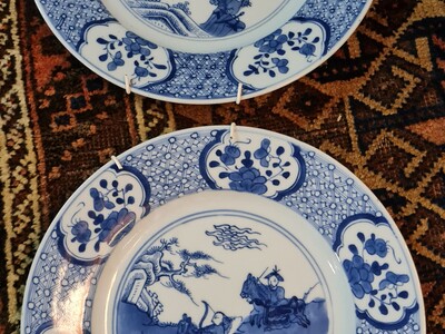 Een stel Chinees blauwe borden met decor van krijgers te paard, Kangxi
