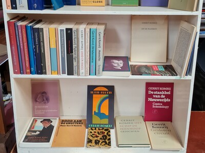 Gerrit Komrij: Lot met 46 diverse boeken, dichtbundels en publicaties.