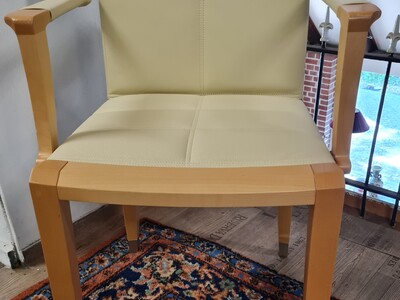 Italië design - Een witleren " Giorgetti"design stoel (maker Chi Wing Lo)