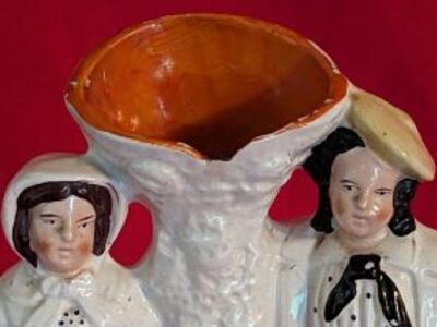 Antiek Porselein - Staffordshire - Spill Vase met een voorstelling van een man en een vrouw