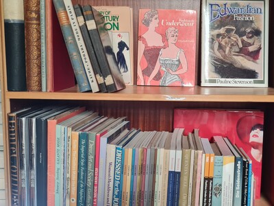 Boeken - Mode en textiele vormen - Lot met 59 diverse boeken en publicaties.
