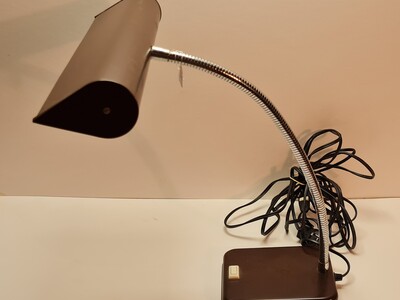 Een metalen bureaulamp, 70-er jaren