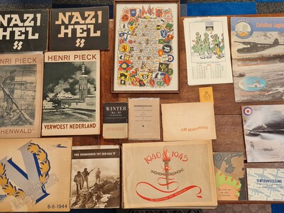 Boeken WOII: Lot met 17 diverse uitgaven m.b.t. de 2e wereldoorlog