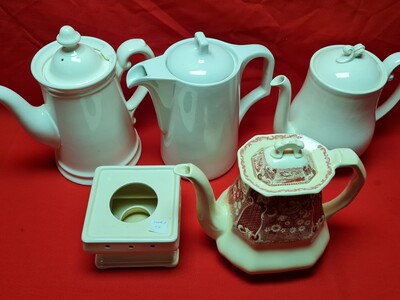 2 wit aardewerken koffiepotten ("Petrus Regout"), 2 theepotten ("Societe Ceramique") en 1 theelicht met houder ("Societe Ceramique")