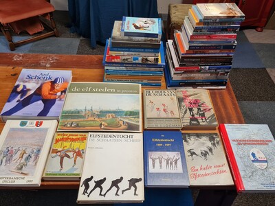 Sport: Lot met 55 boeken en publicaties m.b.t. schaatssporten en Elfstedentocht