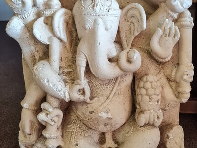 Een Indiase tempelsculptuur met een voorstelling van Ganesha