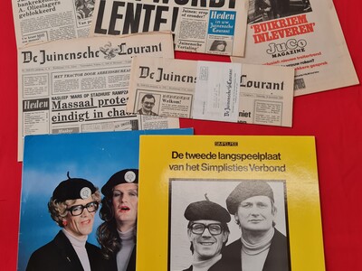 EN TOT BESLUIT! Van Kooten en de Bie - 2 Lp's en 4 exemplaren van de Juinensche Courant + 1 exemplaar van Juco magazine