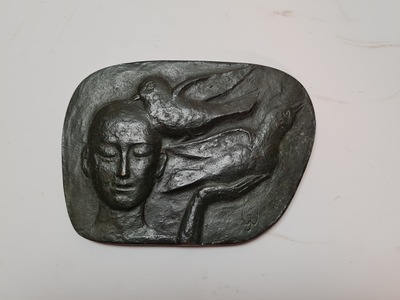 Bronzen plaquette "Mannenhoofd met vogel"