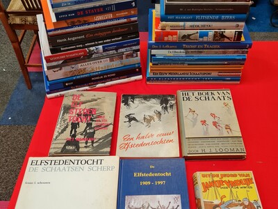 Lot met 53 boeken en publicaties m.b.t. de schaatssport