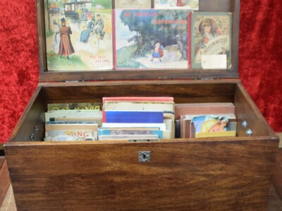 Kinderboeken in antieke kist