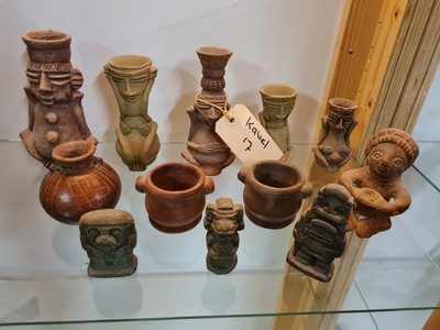 Etnografica - Pre Columbiaans Lot met 12 diverse aardewerken sculpturen en andere aardewerk