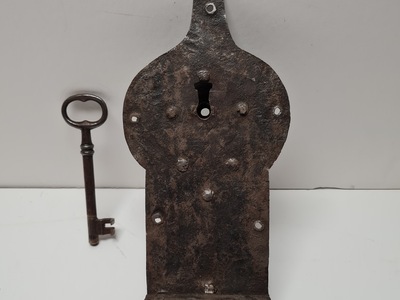 Curiosa - Groot antiek gesmeed slot met sleutel