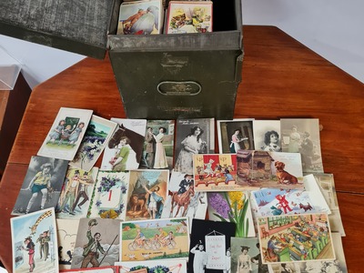 Prentbriefkaarten; Fantasie, Vintage winkelblik met enige duizenden kaarten, 1900/ 1970