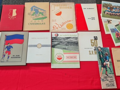 Antiquarische boeken Sport - Lot met 10 diverse voetbalgedenkboeken