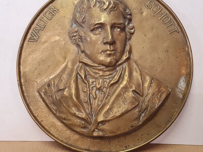 Engelse literatuur: Geel koperen relief plaquette van Sir Walter Scott, ca. 1930